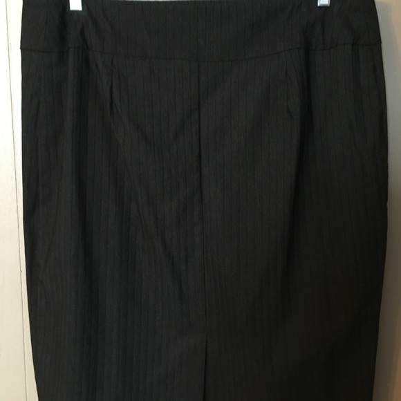 Reitman’s Grey knee length pencil skirt Plus Size - Picture 4 of 4